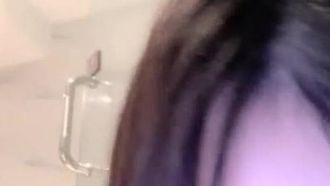 Jovencita guapa se liga con dos personas durante la 17ª temporada de lluvias. Mamada, cabalgando encima, follada dura por detrás, muy tentador.