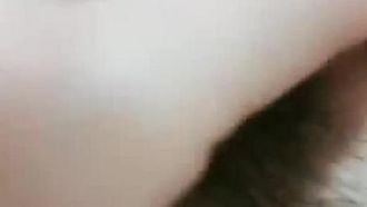 외모와 기질이 좋은 아름다운 젊은 여성이 섹시한 의상을 입고 음부를 만지며 신음하며 헐떡 거립니다.