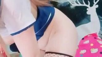 Ein gutaussehendes rosa Mädchen in Studentenuniform verführt schwarze Netzstrümpfe mit einem Vibrator und masturbiert in Nahaufnahme, stöhnt und keucht, sehr verlockend, wenn Sie es mögen, lassen Sie es sich nicht entgehen