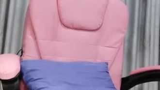 Une jolie et mignonne fille est nue et tentante. Elle se touche sur la chaise et sa chatte est très poilue. Si vous l'aimez, ne la manquez pas.