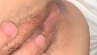 Eine junge Frau mit einer rosa Muschi wurde im Schlaf ausgezogen und gefickt. Sie wurde mit einem Bein in schwarzen Seiden-High-Heels hart gefickt und bekam dann einen Fußjob. Wenn es Ihnen gefällt, sollten Sie es sich nicht entgehen lassen.