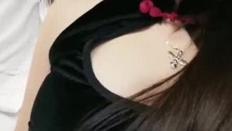 Una joven de labios rojos y pechos grandes tiene sexo con dos personas y se luce con ropa sexy, lamiendo los pechos y la boca, siendo follada encima y cabalgando a lo perrito con un culo grande y sexy. Si te gusta, no te lo pierdas. No te lo pierdas.