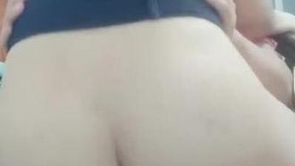 La giovane troia fa un grande spettacolo facendo sesso con due persone, facendole un deepthroat sulla sedia, avendo un grosso culo, cavalcando sopra e scopando, molto seducente, molto seducente, da non perdere se ti piace