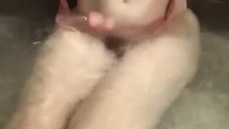 Plataforma bonitinha (anteriormente kawaii). A linda senhora está de molho nas águas termais e sendo tocada com um vibrador pela amiga sexual.