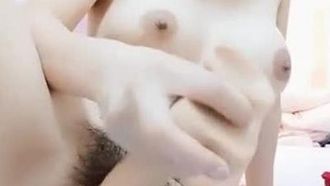 A jovem vagabunda bonita tem um vibrador na cama que vibra seu clitóris e esguicha quando ela tem orgasmo, e um JJ falso é inserido em sua buceta por trás em um cavalo, o que é muito emocionante.