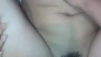 El hombre atrevido y cachondo cargó a su novia a sus espaldas, dejó inconsciente a su hermosa novia y la llevó al hotel para tener sexo con ella. Después de despertarse, cooperó plenamente y la folló hasta que ella se acostó en la cama y dejó de moverse.