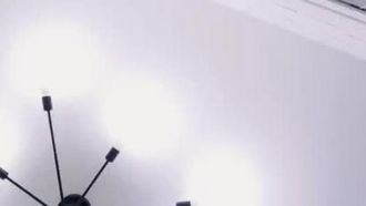 Une fille avec une belle apparence et un bon tempérament expose sa chatte à la tentation. Sa chatte est très rose et attrayante. Elle se déshabille et touche son vibromasseur. Si vous l'aimez, ne la manquez pas.