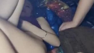 Une jolie fille aux cheveux courts et son petit ami enlèvent leurs vêtements et se frottent la chatte dans un spectacle à deux. Les cheveux sont très roses et attrayants.
