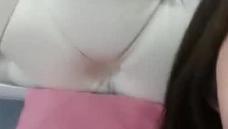 Una dulce y hermosa chica se masturba con accesorios, su coño es muy rosado y tierno, su vibrador vibra y llega al clímax con jugo blanco, gimiendo y jadeando, es muy tentador, no te lo pierdas si te gusta.