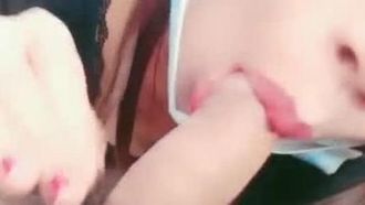 イケメンでエッチな女の子が野性的にマンコを舐めながら喘ぎ声を上げながら騎乗位します。