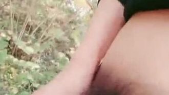 Eine gutaussehende und üppige junge Frau lässt sich in der Wildnis ficken und lecken. Sie reitet darauf. Verpassen Sie es nicht.