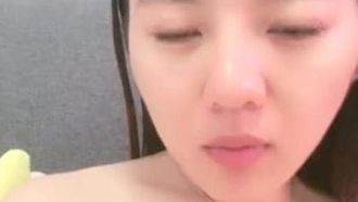 잘 생긴 젊은 여성이 알몸으로 자위하고 소파에서 보지를 과시하고 있습니다. 그녀는 자신의 보지를 클로즈업하여 매우 유혹적입니다.