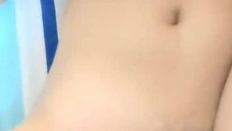 Chica guapa y tierna, dos personas follando y garganta profunda - siendo follada encima, cabalgando y follando, tocándose el coño, muy tentadora, muy seductora, no te lo pierdas si te gusta