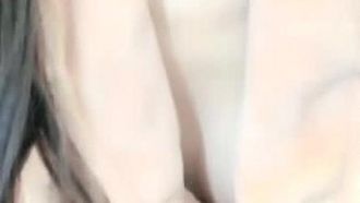 Célébrité Internet avec une belle apparence, un visage élancé, exhibe de manière séduisante des talons hauts, une seule jambe, des bas noirs et des pinces à tétons, levant la jambe pour exposer sa chatte, très séduisante, très séduisante, ne la manquez pas si vous l'aimez