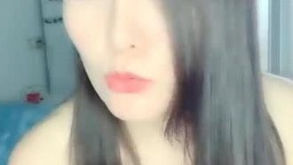 긴 머리에 미모가 좋은 젊은 여성이 알몸으로 자위하고 있고, 다른 하나는 핥아지고, 굵은 머리카락에 바이브레이터가 박혀있어 매우 유혹적입니다.