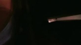 Una bella ragazza e suo cognato fanno sesso in macchina e fanno un pompino di notte: le leccano e JJ la spinge e la scopa vigorosamente e poi si masturba con un vibratore. È molto allettante.