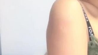 マスクをした容姿の良い女の子が、大小の陰唇を見せつけながらオナニーします。振動する乳首クランプが気に入ったら、ぜひお見逃しなく。