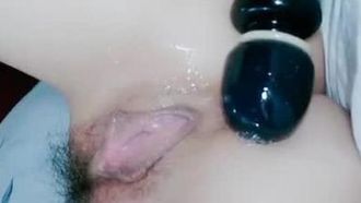颜值不错骚气黄发少妇道具自慰近距离特写按摩器震动逼高潮出水呻吟娇喘很是诱惑喜欢不要错过