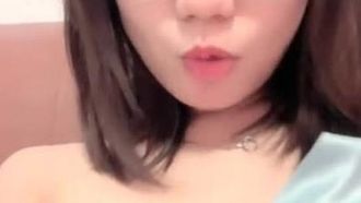 Una bella ragazza con i capelli corti e gli occhiali si masturba sul divano e si mette un vibratore nella figa e lo tira velocemente. È molto seducente se ti piace.