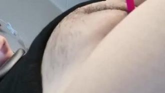 Eine gutaussehende junge Frau mit einer dicken Muschi masturbiert mit einem Vibrator, der in ihrer Muschi vibriert und in Nahaufnahme ihre Haare spreizt es, wenn es dir gefällt.