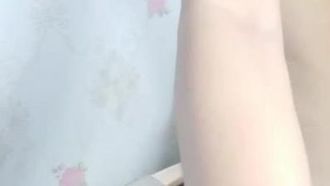 顏值不錯黃髮妹子全裸道具自慰椅上震動棒插菊花道具JJ抽插逼粉嫩很是誘惑喜歡不要錯過