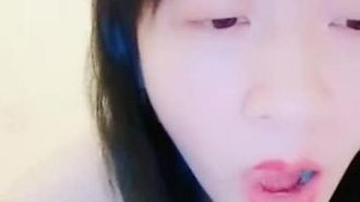 외모가 좋은 두 젊은 여성이 섹시한 의상을 입고 서로 만지고, 젖꼭지를 핥고, 공을 진동하고, 손가락을 흔들고, 보지를 만지는 모습이 매우 유혹적입니다.