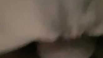 背中にタトゥーを入れた格好良い女の子がセクシーな Tバックを履いて騎乗位で激しくセックスする姿はとても魅力的です。