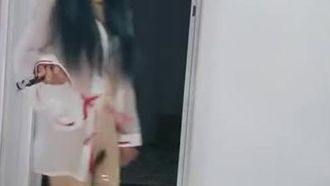 La jolie petite présentatrice mignonne de la plateforme (anciennement Kawaii) Ai Ye, diffusée en direct, montre à quel point il est tentant d'insérer un vibromasseur dans son vagin et de se masturber