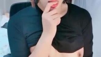 짧은 머리의 잘생긴 젊은 여성이 의자에 바이브레이터를 꽂고 몸을 흔들고 비틀면서 소품과 하이힐을 신고 자위 쇼를 하고 있습니다. 그것을 놓치지.