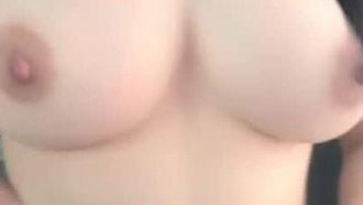 Little Cute Platform (ehemals Kawaii) Die Beauty-Moderatorin D1028 mit kindlichem Gesicht und großen Brüsten lieferte eine große Show ab, ihre Brüste sind wirklich groß, sie masturbiert und reibt ihre Löcher, es ist sehr verlockend