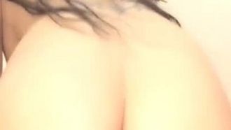 Lo spettacolo in diretta a pagamento Naigu 1021 della piccola e carina piattaforma (ex Kawaii) per i fan della bellissima dea dea, che si masturba con un bastoncino per masturbazione, è molto allettante