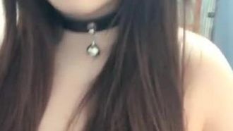 Piccola piattaforma carina (ex kawaii) bellezza paffuta e bella Strawberry Bear 1102 spettacolo di sesso a pagamento e sesso orale appassionato con il suo partner sessuale è molto allettante