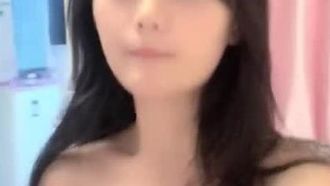 La bellissima e bellissima conduttrice Jiajia 1021 su Little Cute Platform (ex Kawaii) ha dato uno spettacolo a pagamento la mattina presto. Si è masturbata e si è massaggiata la vagina con i capelli bagnati dopo aver fatto il bagno, il che era molto allettante.