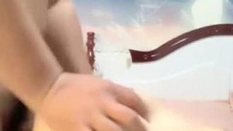 エッチな若い女性はお尻を上げて、後ろから激しく犯されました。彼女は椅子のマッサージャーに振動させられ、潮吹きしました。 。