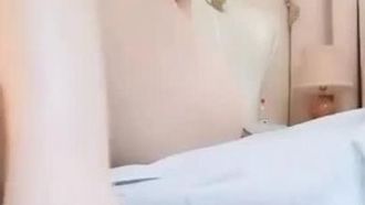 La giovane troia ha una figura snella e il conduttore ha dei folti peli pubici. Si strofina il clitoride con le dita e vi inserisce lentamente la figa, toccandola e masturbandosi.