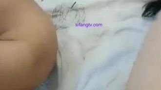 Después de la última vez que se folló a la sexy belleza que salió como escort a espaldas de su novio, llevó a su hermosa mejor amiga a tener una experiencia sexual con una gran polla. Las dos bellezas abrieron las piernas y esperaron la penetración.