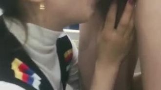 マッチョな男性とセクシーな女性のオフィスバトル、机の上で狂った4Pセックス、そして自撮り写真を撮る