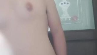 年紀不大短髮清純妹子和男友啪啪逼逼粉嫩上位後入抽插搞完再自摸很是誘惑喜歡不要錯過