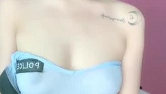Una guapa celebridad de Internet viste un atuendo sexy a pequeña escala para seducirla. Usa un atuendo sexy y medias con los pechos expuestos y retuerce su cuerpo. Si te gusta, no lo hagas. lo extraño.
