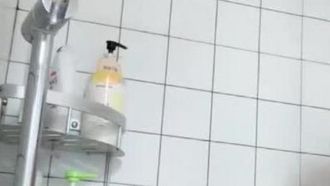 La fille avec une belle apparence et un visage doux a une chatte très rose, ses cheveux sont soignés et bien rangés, son vibromasseur est relevé, ses fesses sont vibrantes et tendres, elle est très attirante et tentante, ne le manquez pas si vous l'aimez.