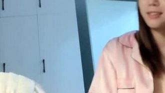 高颜值长相甜美妹子道具自慰逼逼非常粉嫩毛毛整齐跳蛋震动逼逼呻吟诱人很是诱惑喜欢不要错过