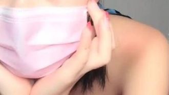 A garota de lábios vermelhos sedutores e seios lindos tem adereços para seu show de masturbação, roupas sensuais e um massageador na cama que vibra sua bucetinha e insere na cabeça. .