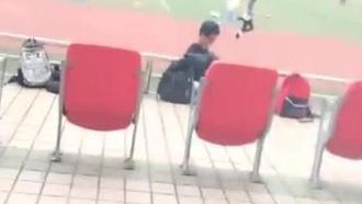 야외 학생 앵커 망고 맛 오렌지는 진동기를 착용하고 수업에 참석하고 운동장으로 걸어간 후 방과 후 자위를 합니다.