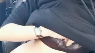 Das Mädchen mit dem guten Aussehen und dem guten Temperament masturbiert beim Fahren im Freien und bleibt am Straßenrand stehen und vibriert, stöhnt und keucht. Wenn es Ihnen gefällt, sollten Sie es sich nicht entgehen lassen.