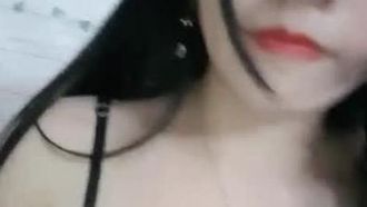 Una chica guapa y guarra se masturba con un sexy conjunto transparente con una varilla de cristal rosa ligeramente peluda y un primer plano de su coño. No te lo pierdas si te gusta.