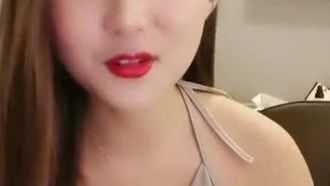 高颜值甜美红唇妹子道具自慰椅子上跳蛋塞逼逼拉扯呻吟娇喘近距离特写很是诱惑喜欢不要错过