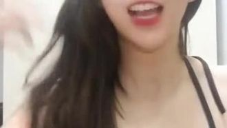 Una chica dulce y hermosa se masturba con accesorios, su coño es muy rosado y tierno, su vibrador vibra, dice palabras obscenas, gime y jadea, es muy tentadora, no te lo pierdas si te gusta.