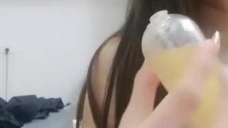 Una chica dulce y guapa se masturba con accesorios y luce su coño muy rosado y tierno. El vibrador vibra y se frota la botella. Habla malas palabras y gime. Es muy tentador. No te lo pierdas.