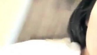 Una ragazza dolce e carina con un bell'aspetto si rade e si tocca. Mostra un primo piano della sua figa rasata e senza peli. È molto allettante. Si tocca di nuovo.
