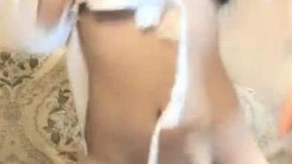 Una ragazza dolce e carina con un bell'aspetto, figa lattea, spettacolo di masturbazione, spalancata, primo piano, che si tocca la figa, senza peli, molto seducente, molto seducente, da non perdere se ti piace